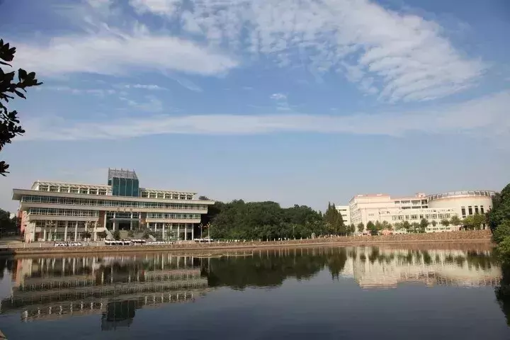 @准大学生：河南高校图书馆颜值大比拼，你家学校上榜了吗？