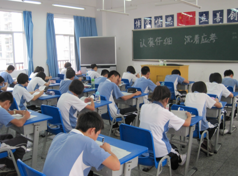 高考694分的学霸却因颜值走红，霸气喊话：我在清华等你们