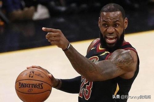 nba球员的球衣为什么是背心(为何足球运动员穿短袖，而NBA球员却穿背心？原因竟如此简单)