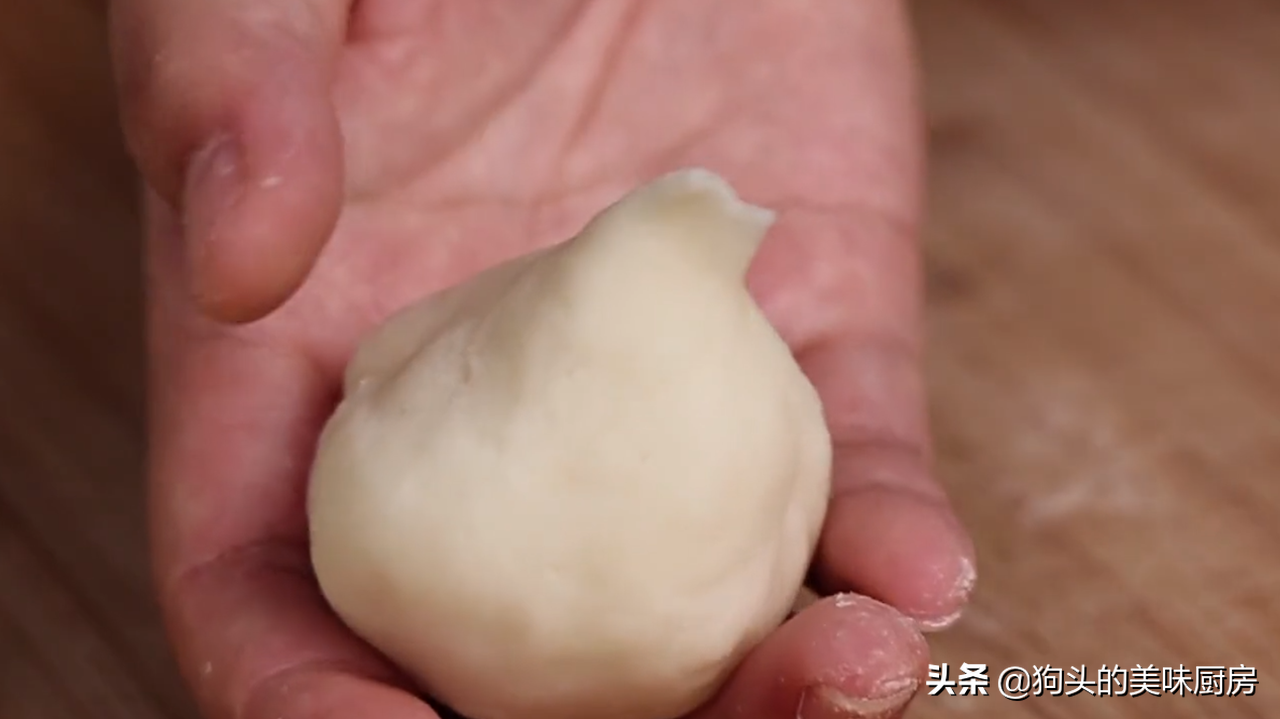 油炸糕总是做不好，大厨教你一招，鼓大泡又酥脆，保证不开裂