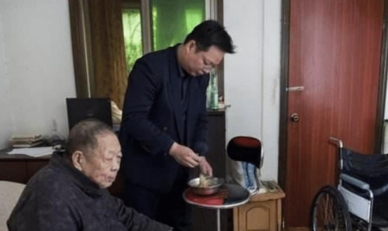 湖南长沙高考理科状元，毕业于清华大学，最后却选择成为一名保安