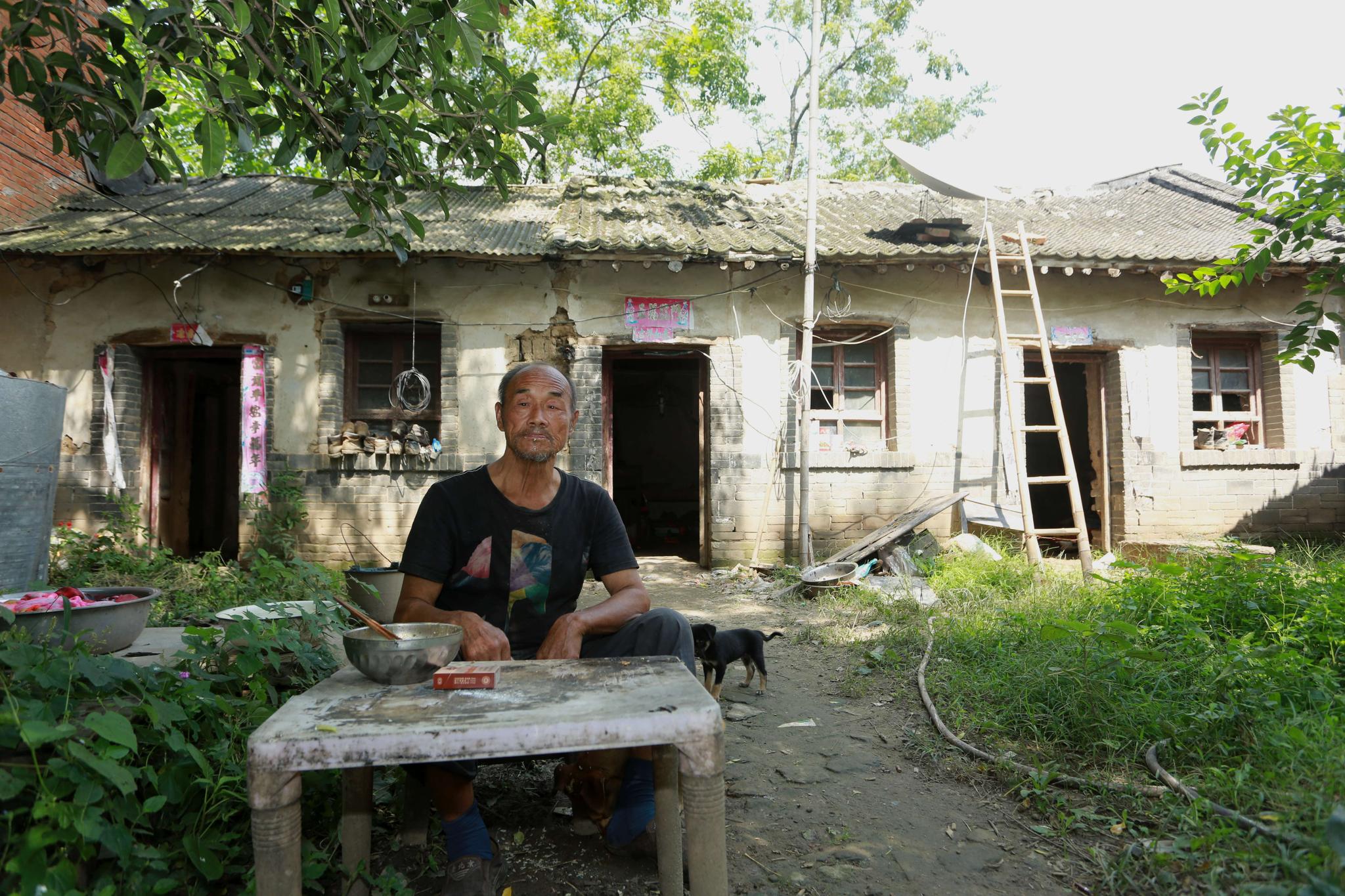 村里五保户去世，他的承包地和宅基地该归谁？两种情况有两种归属