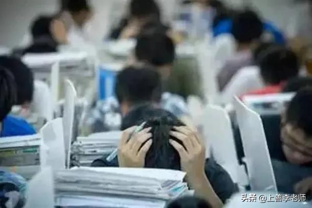 美女老师在教室带小学生跳舞，引人热议，网友：上课还是拍段子？