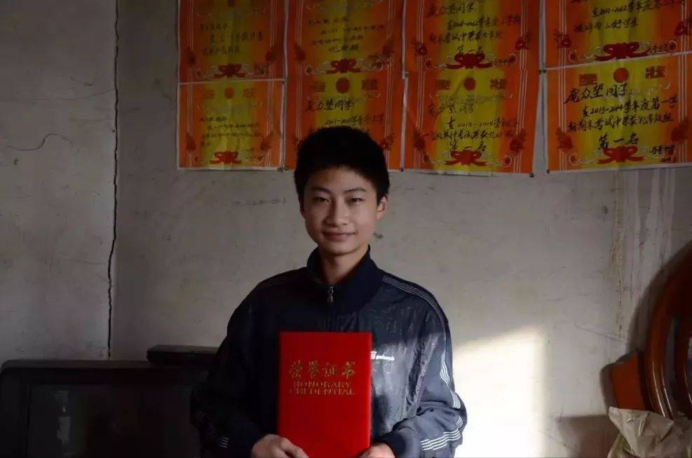 父母双残，捡过废品，以744分考上清华的庞众望，如今已读博士了