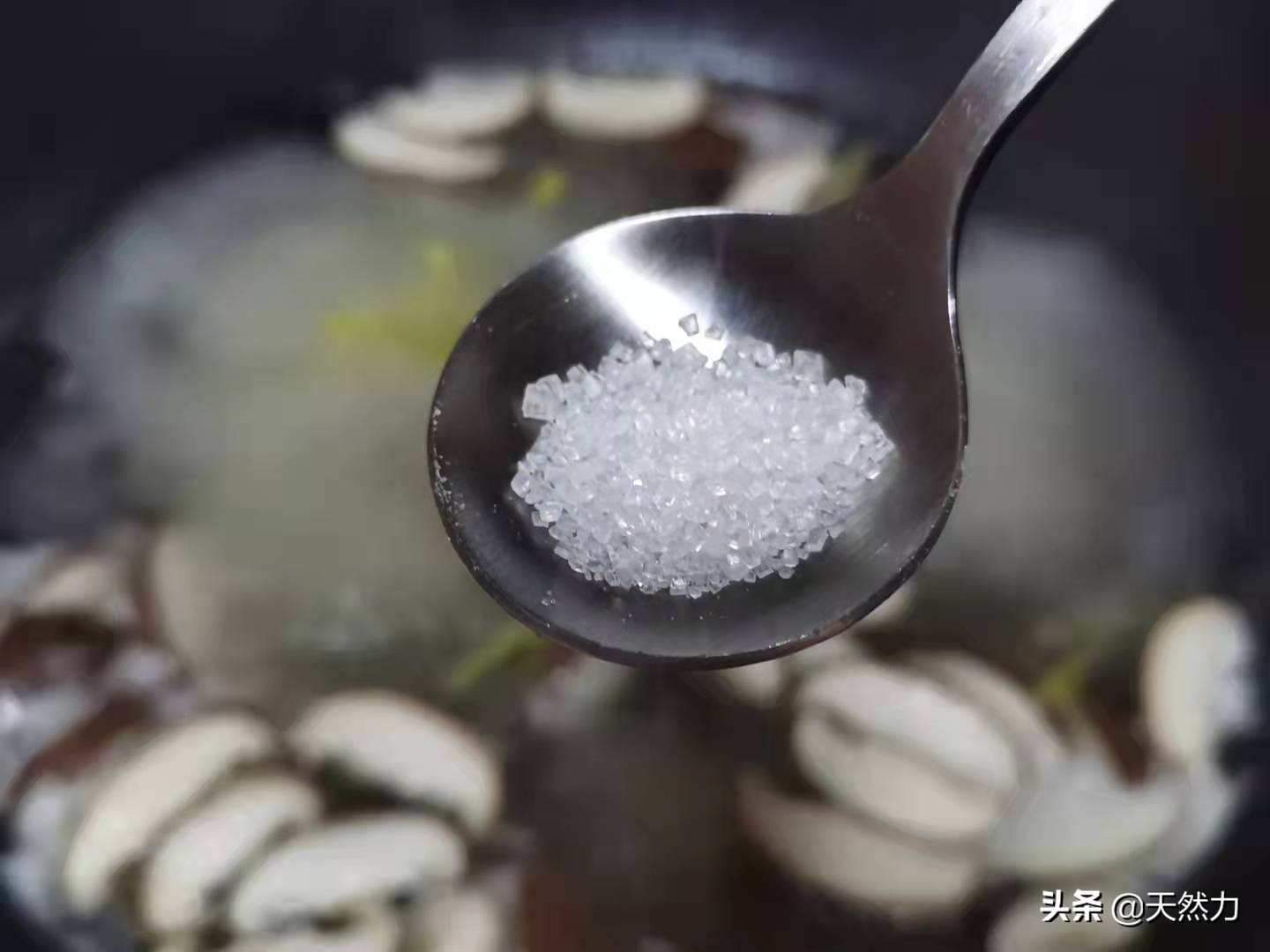 猪肝汤怎么做才好喝？掌握正确的方法，汤体清澈，猪肝滑嫩无腥味