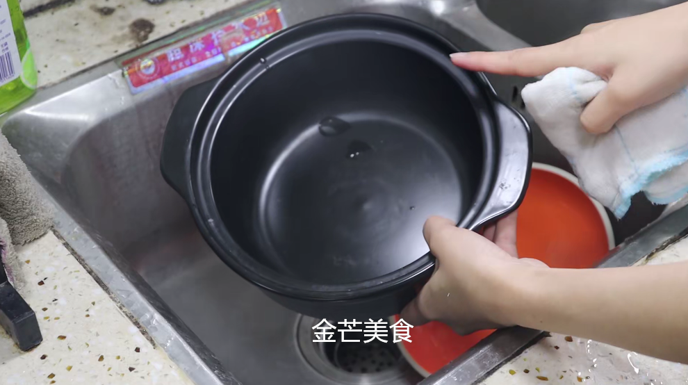 新砂锅不养护，再好质量也容易开裂，教你一个妙招，开锅后不开裂