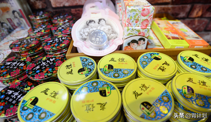 雪花膏,郁美净,蛤蜊油,硫磺皂,蜂花,大宝等等流行于上世纪80年代甚至