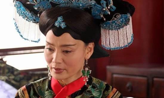嘉庆皇帝第一位皇后叫"孝淑睿皇后",姓喜塔拉氏,是副都统,内务府总管