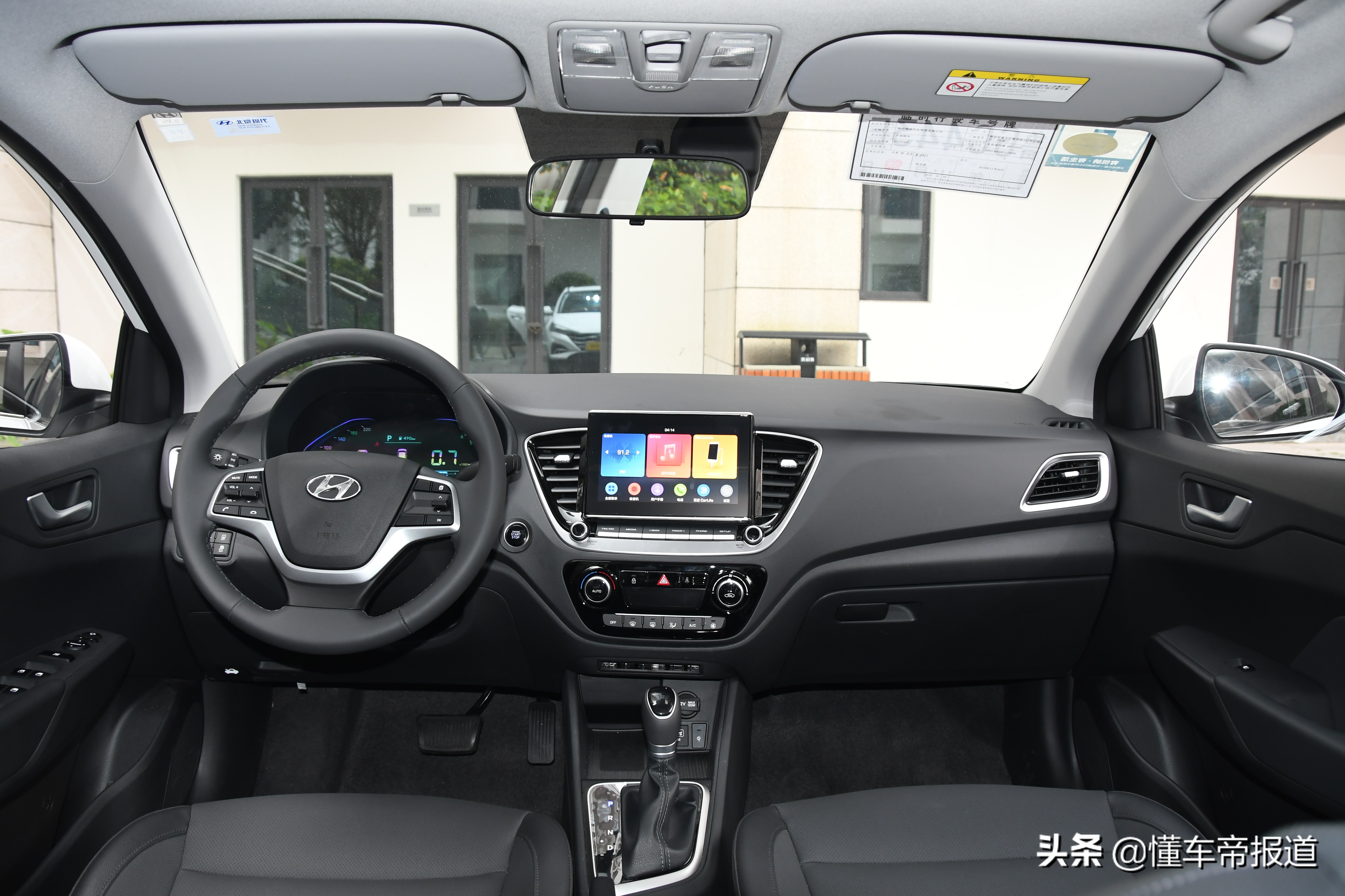 内饰:延续老款整体设计,后排配置水平有提高空间