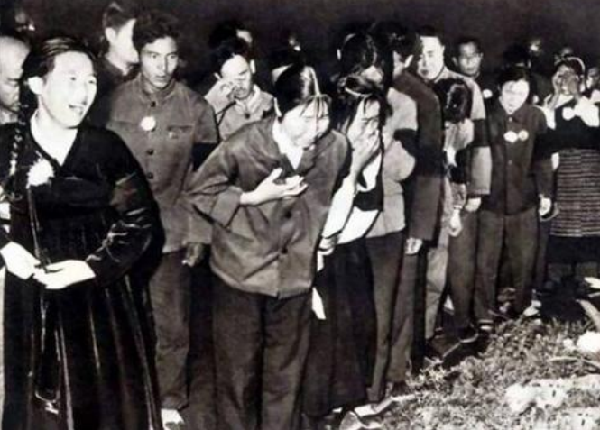 张玉凤回忆1976年：周恩来、朱德接连去世，毛主席一个人默默流泪