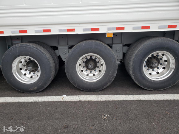 偶遇东风AMT牵引车，裸车价才31万，这配置太值了