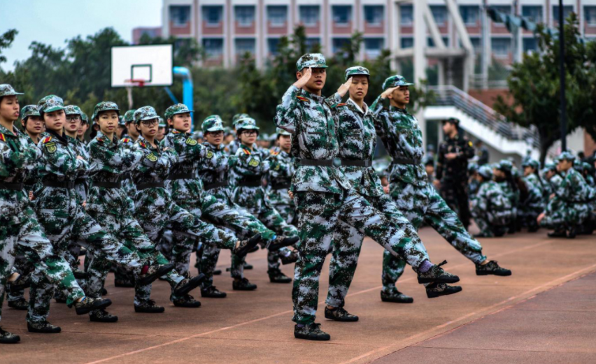 滑稽！因手机存有军训照片，赴美留学生被遣返，看看英国怎么做的