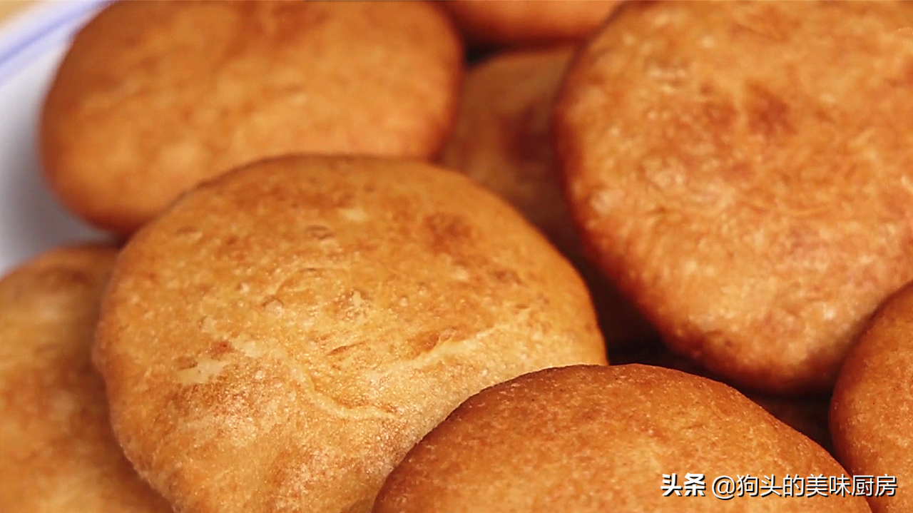油炸糕总是做不好，大厨教你一招，鼓大泡又酥脆，保证不开裂