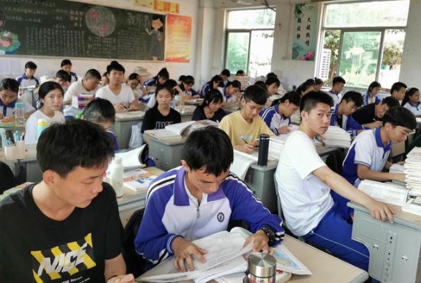 衡水中学落户深圳，学费一年12万，当地家长嘴上反对脚上却同意