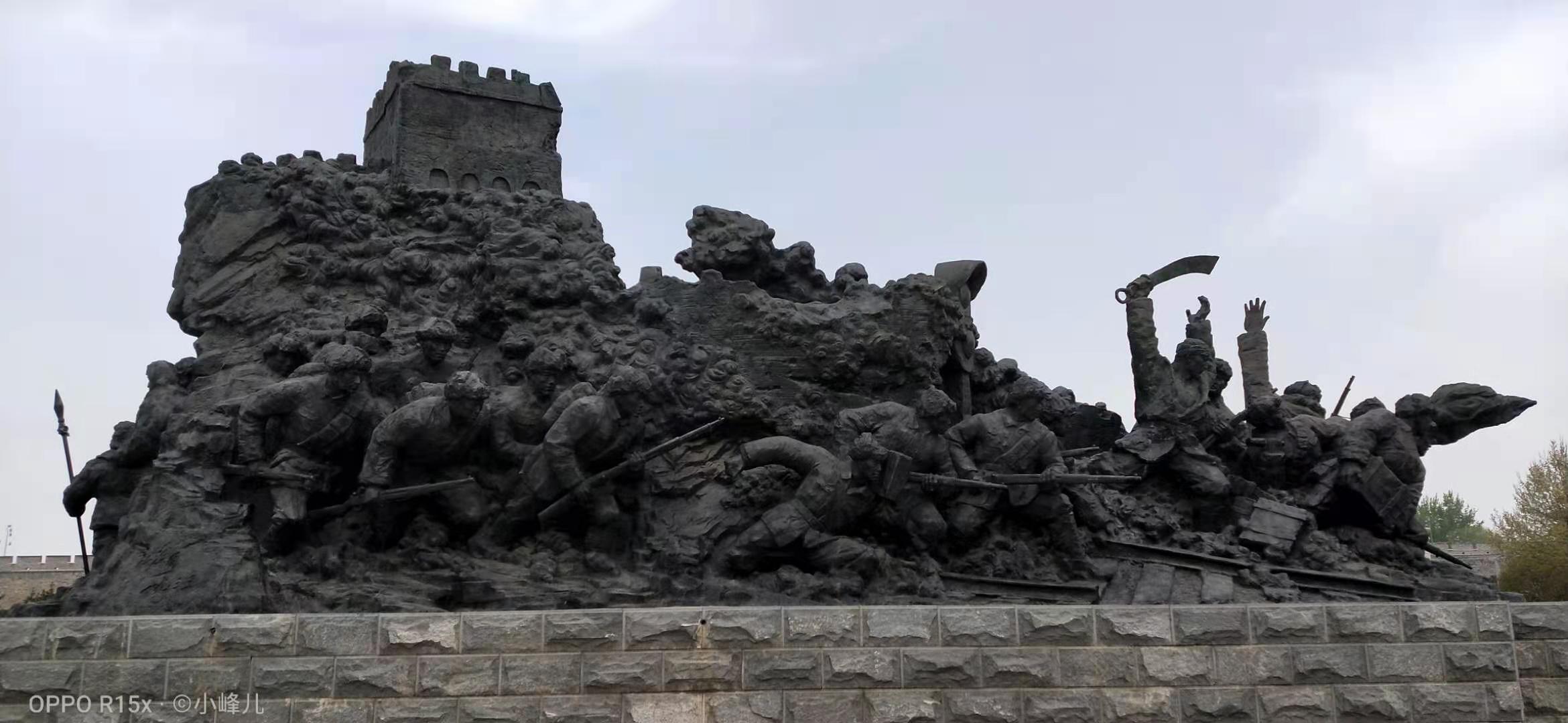 穿过草木葱郁的莲花湖公园,经过"长城抗战第一枪"雕塑(2015年9月16日