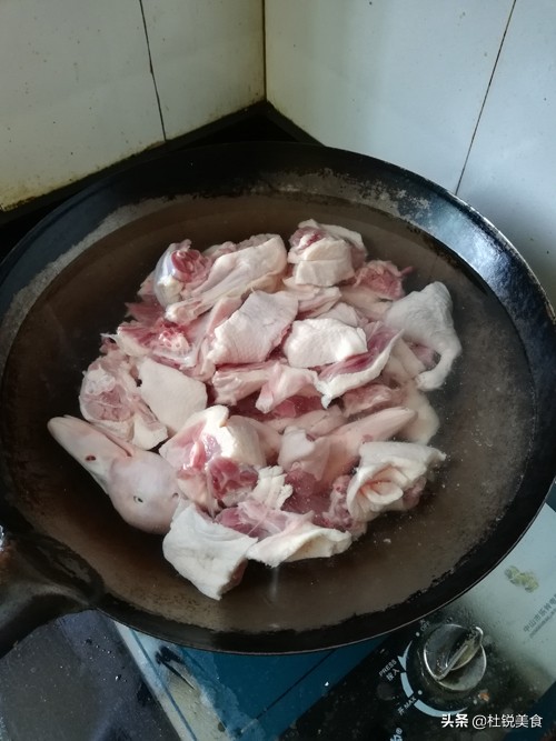 家常炖鸭块的详细做法，把握好放盐的时机，鸭肉才会香酥软烂
