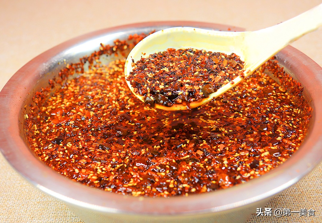 做辣椒油时不要直接泼油，多加这一步，香气扑鼻，色泽红亮