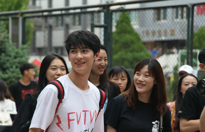 刚上大一就有人追的女生，多半都有这4个特征，看看你中标了吗？