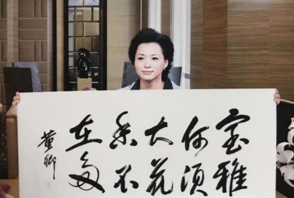 中传校花冯琳因领诵走红，不仅人长得漂亮，写的字体也备受欢迎