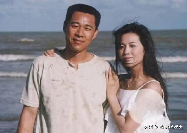 张丰毅：两段婚姻，两个孩子，给继女买跑车，却嫌弃亲生儿子