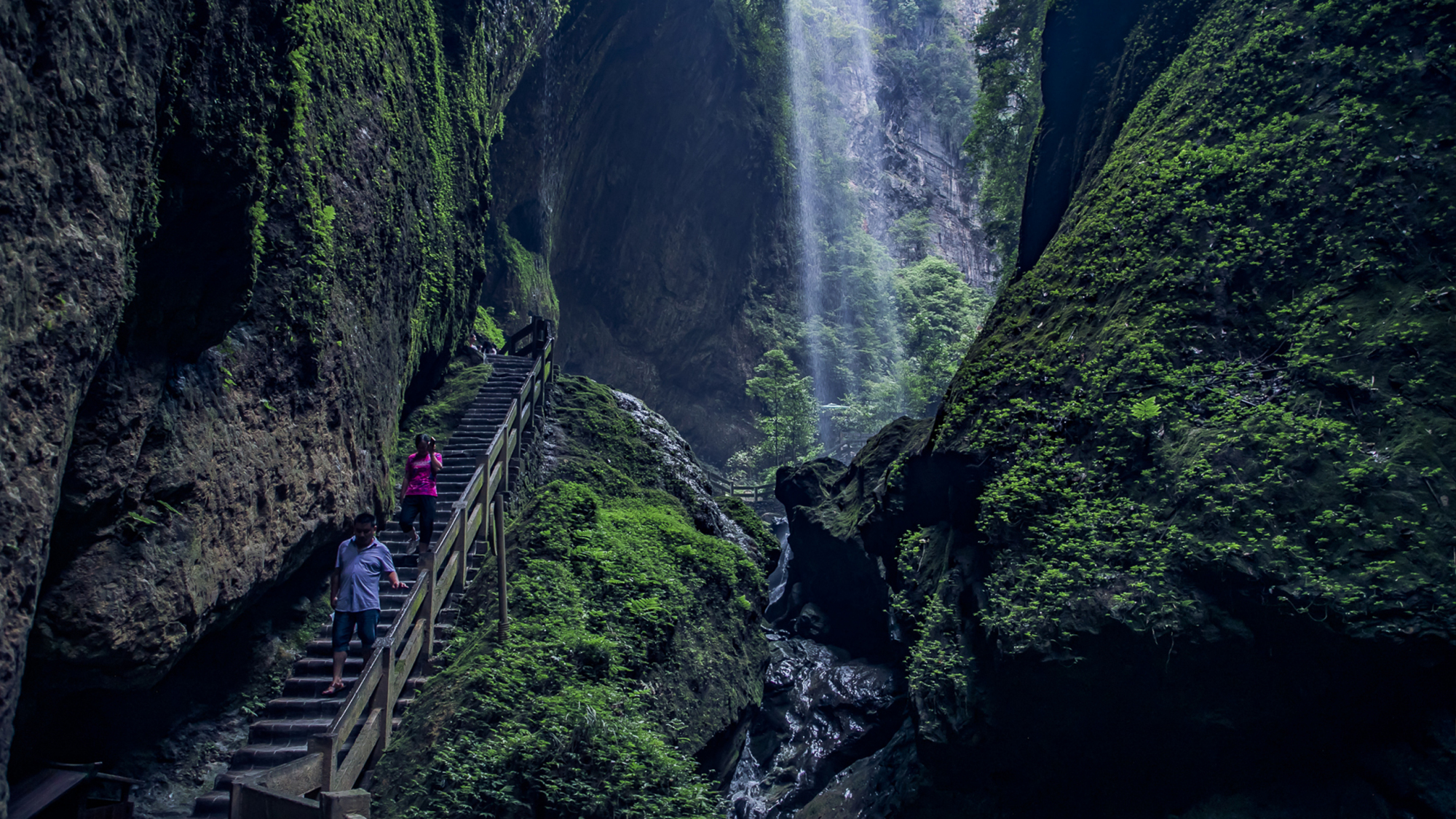 武隆天坑有多坑,人均1500搞不定?仅几百玩遍,四川乐山游客半价