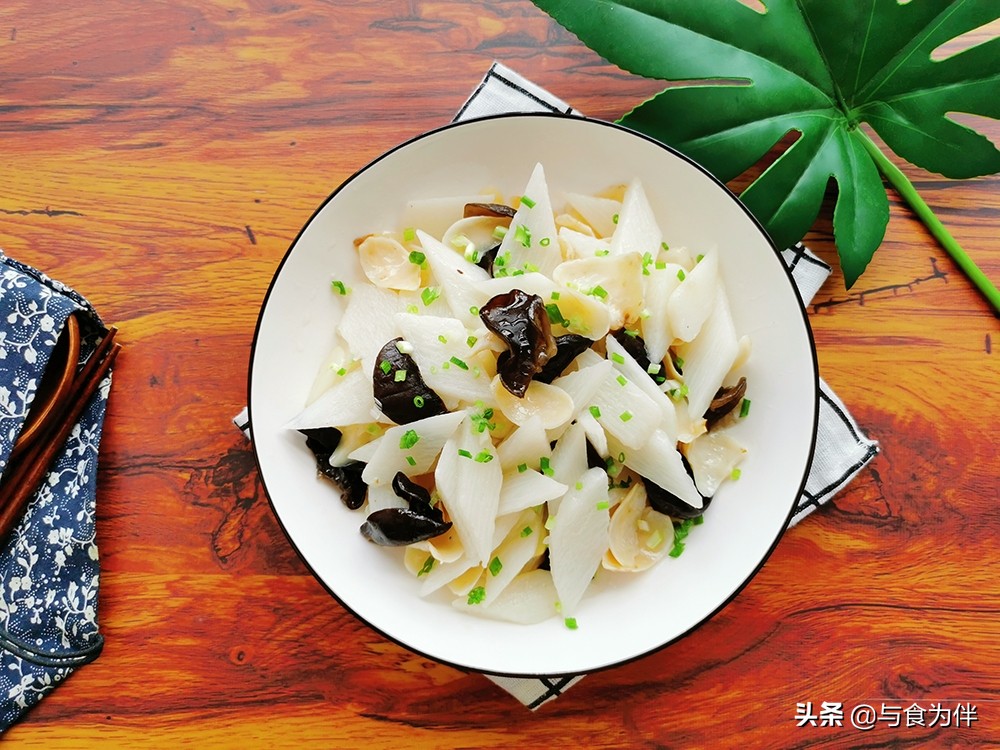 秋天多吃白色食物,山药和百合一起炒,清脆爽口,应季好吃润秋燥