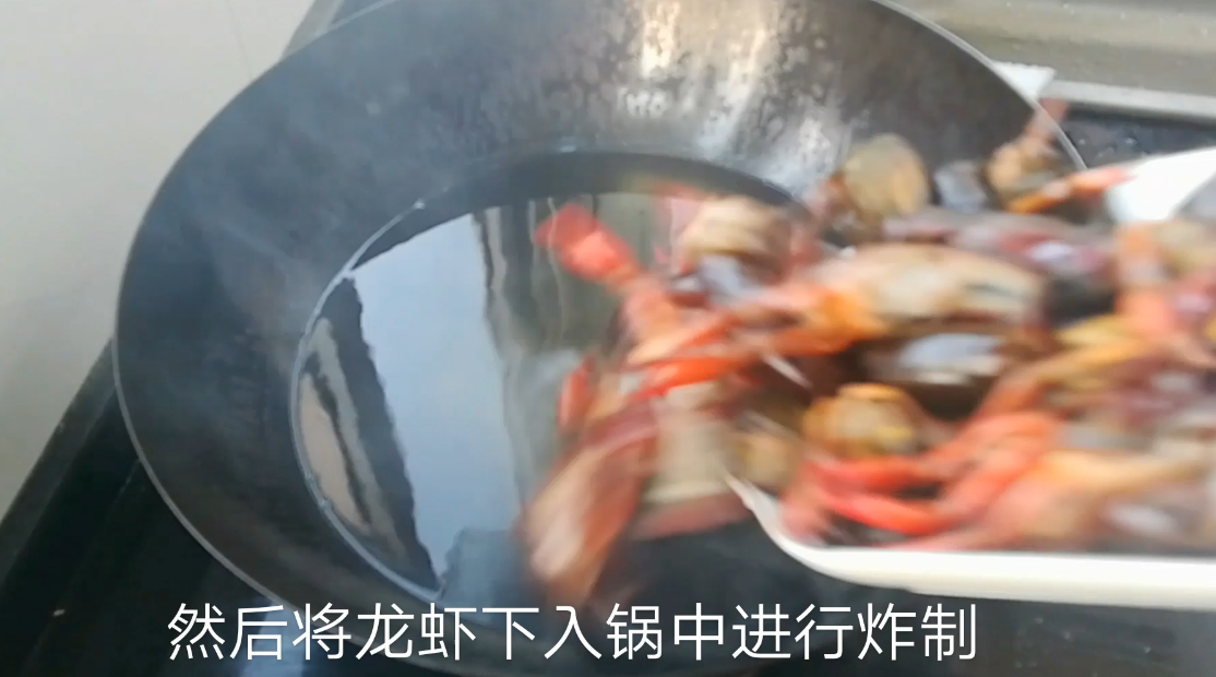 蛋黄龙虾怎么做（教你如何在家制作咸蛋黄焗龙虾）