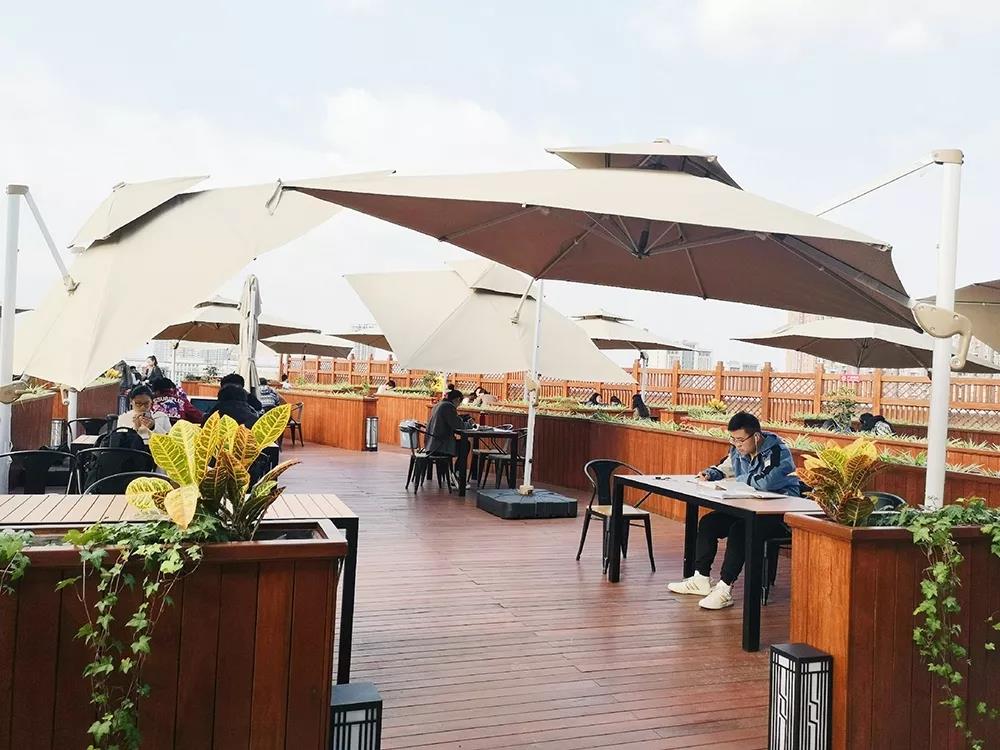 有这么好的图书馆太棒了吧！这样的图书馆给我来一打！