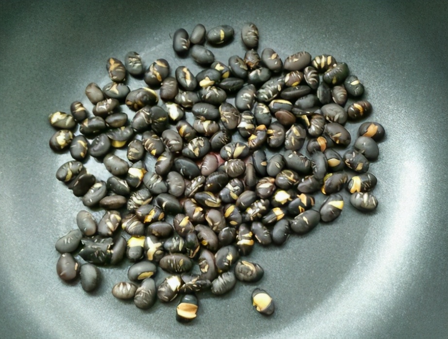 天冷我家常吃黑豆，用醋泡一泡，每天吃5颗，补充蛋白质和维生素