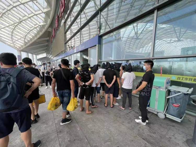 网上买到的低价阿玛尼手表，原来都在这里“手工”制作
