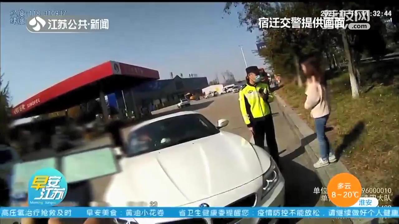 不遵守交规且行为危险！女子开车错过服务区 无视身边车辆高速上倒车