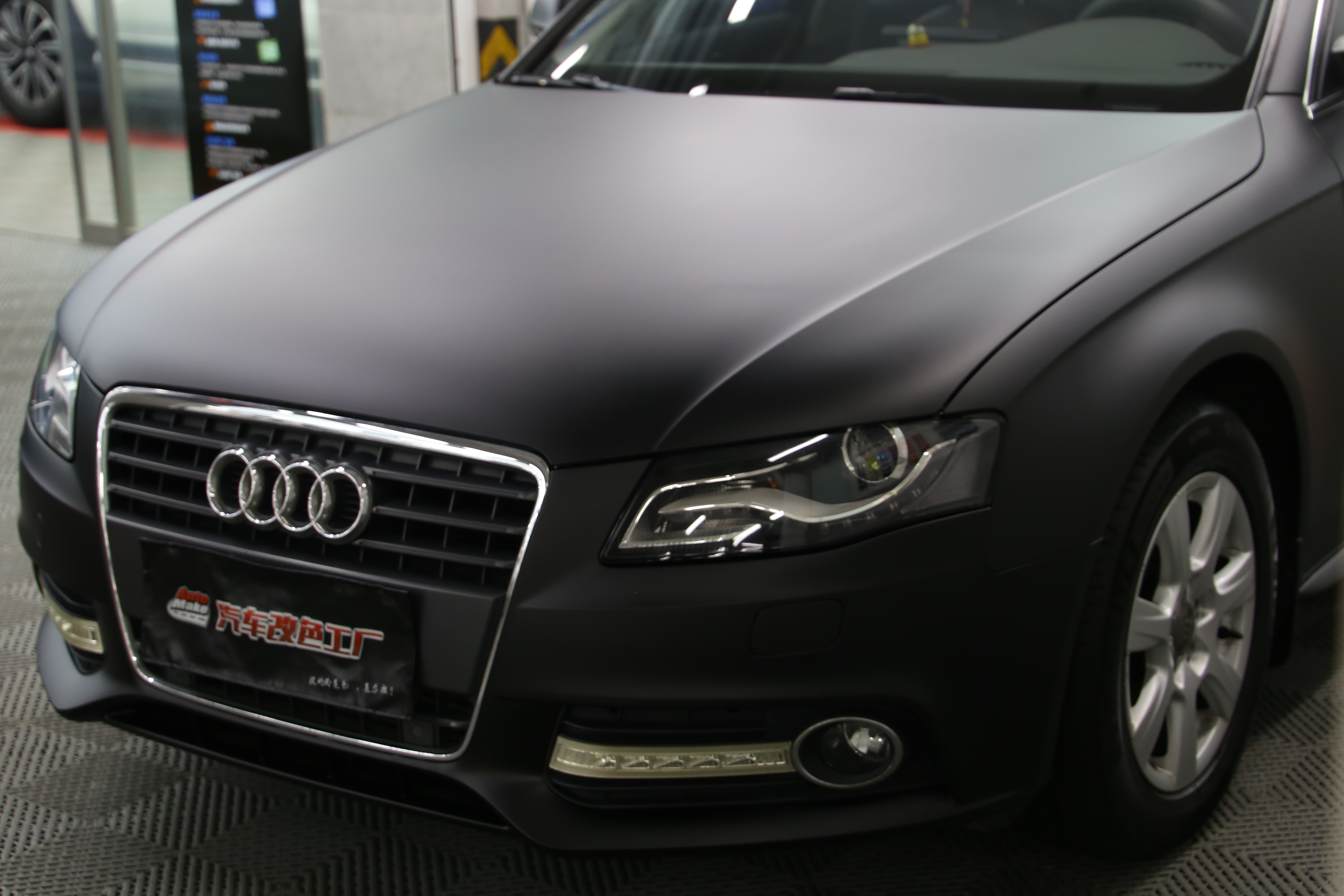 奥迪a4黑色(奥迪a4l改色超哑黑) - 四帝国车市