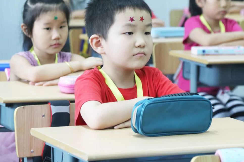 公立学校和私立学校的差距在哪？学生将来差距大，家长别选错