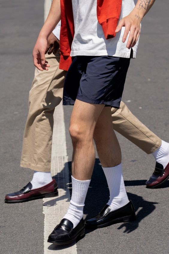 男人穿皮鞋就落伍了？那你没穿对，搭配白袜试试，回头率高又时髦