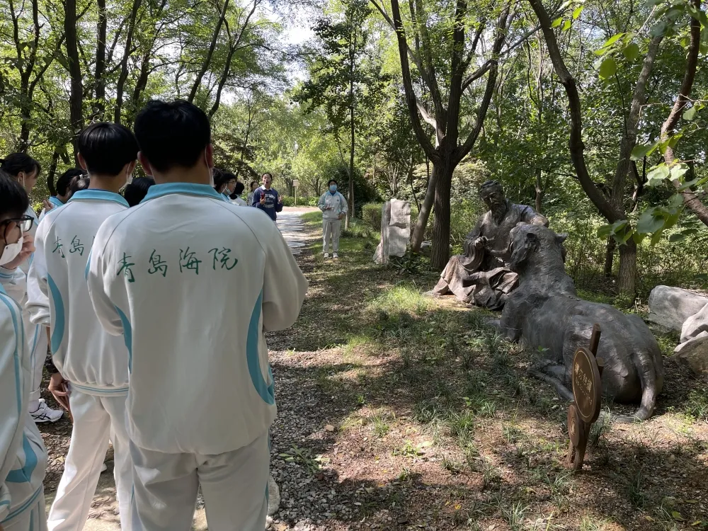 传承中医药精髓——商学院药物专业学生赴上药国风进行认知实习