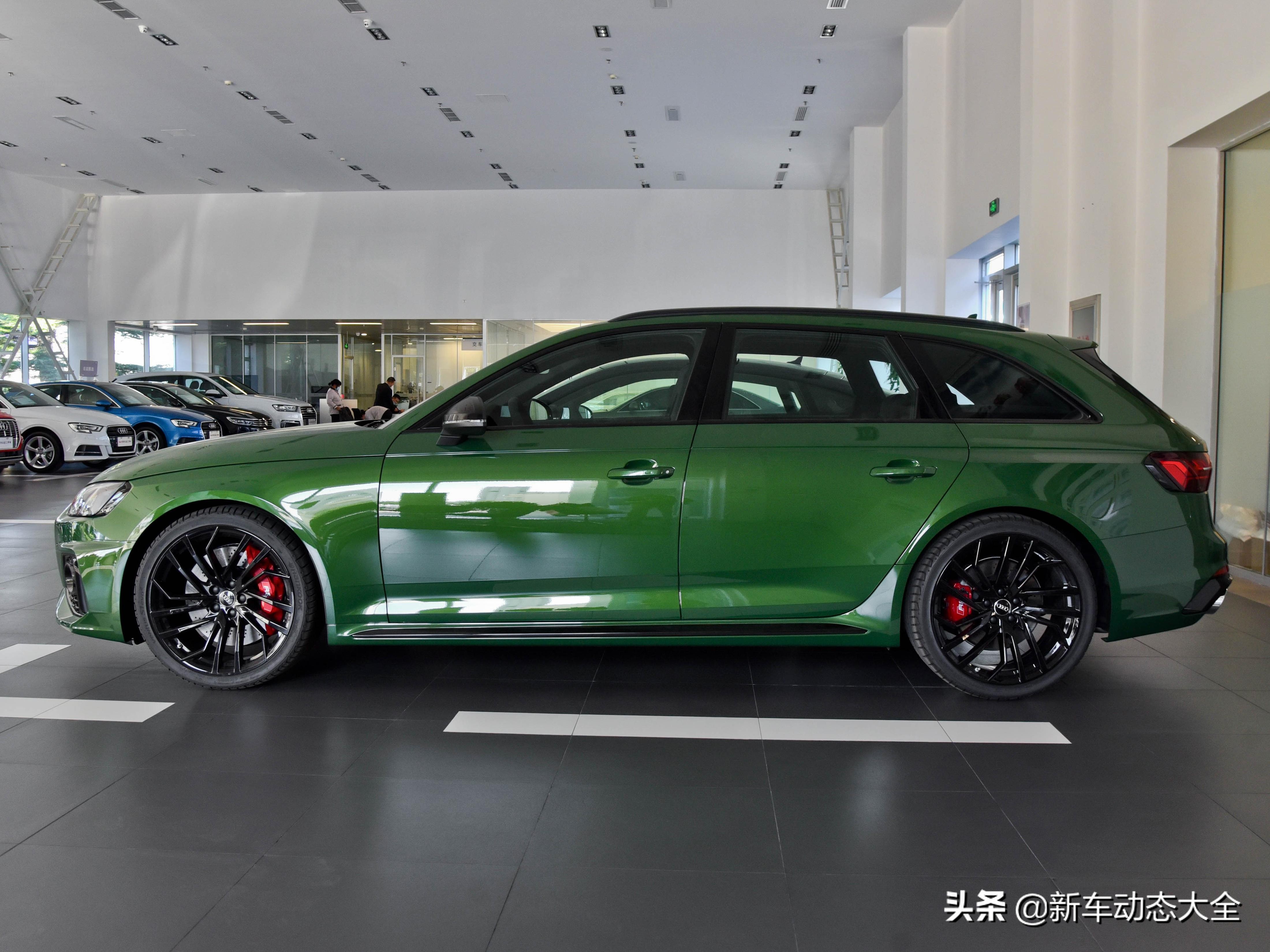 后面能装货，加速特别快，进口的豪华V6轿车，带你看奥迪RS 4