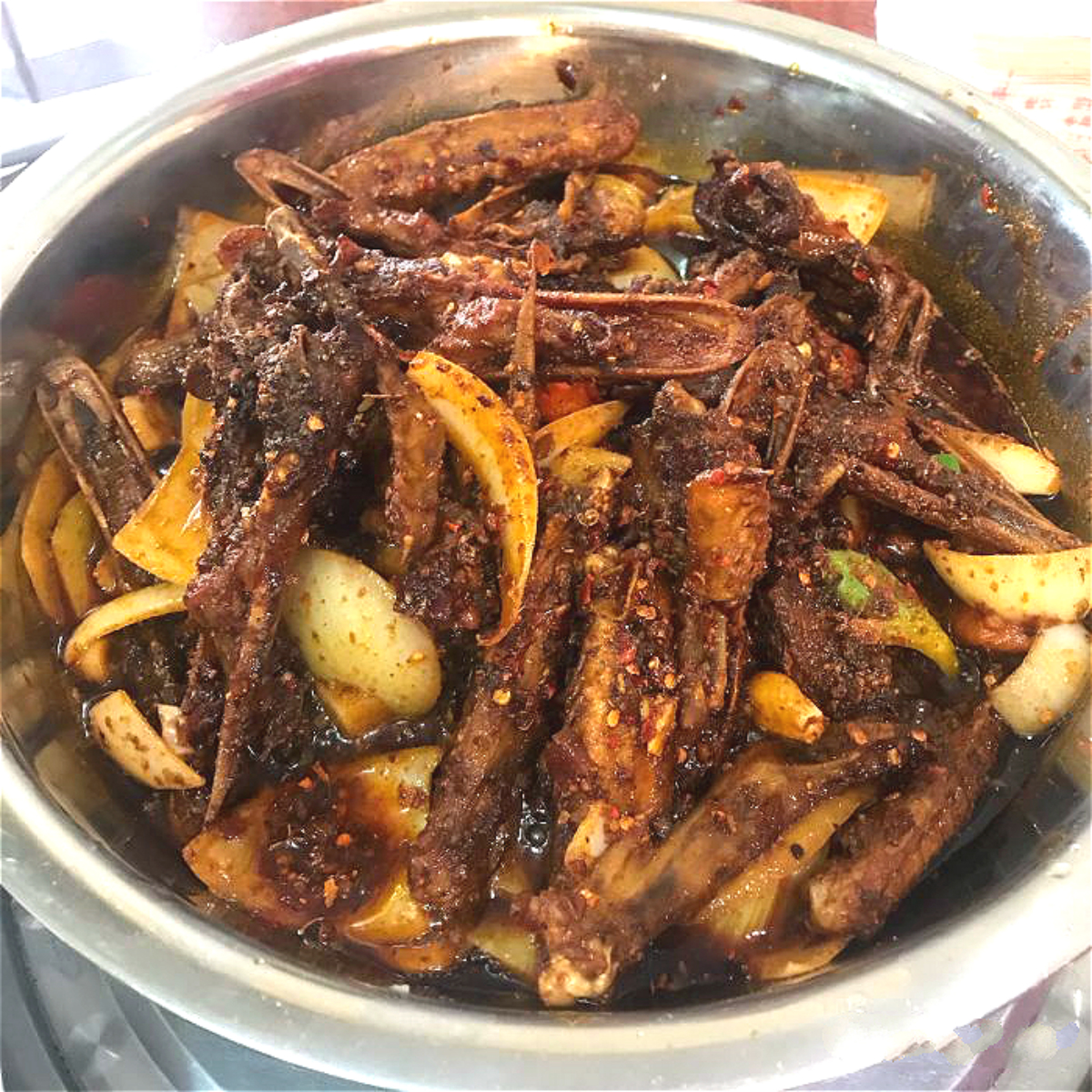 越吃越有味！成都超火的麻辣香锅，环境虽差，但味道超级巴适