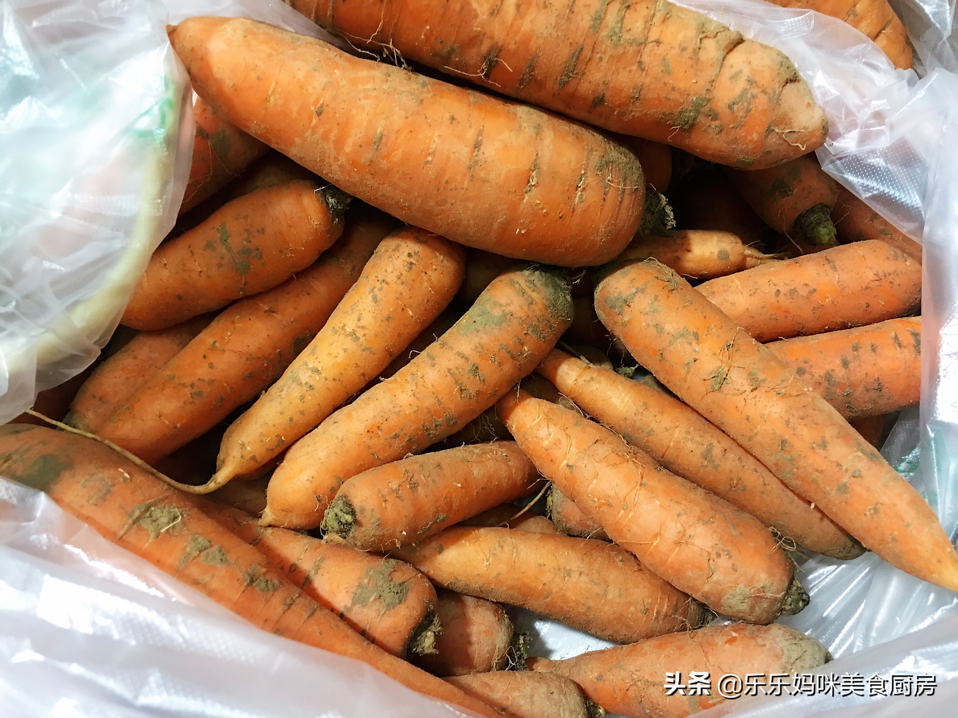 每年秋季，妈妈都用这方法腌咸菜，7种食材腌1瓮，够吃一冬