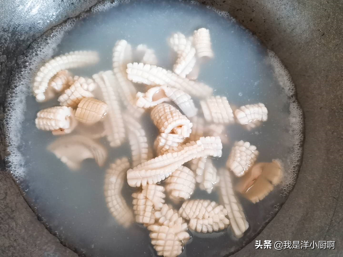 家常爆炒鱿鱼的做法（家常做法制作简单口感Q弹没腥味）