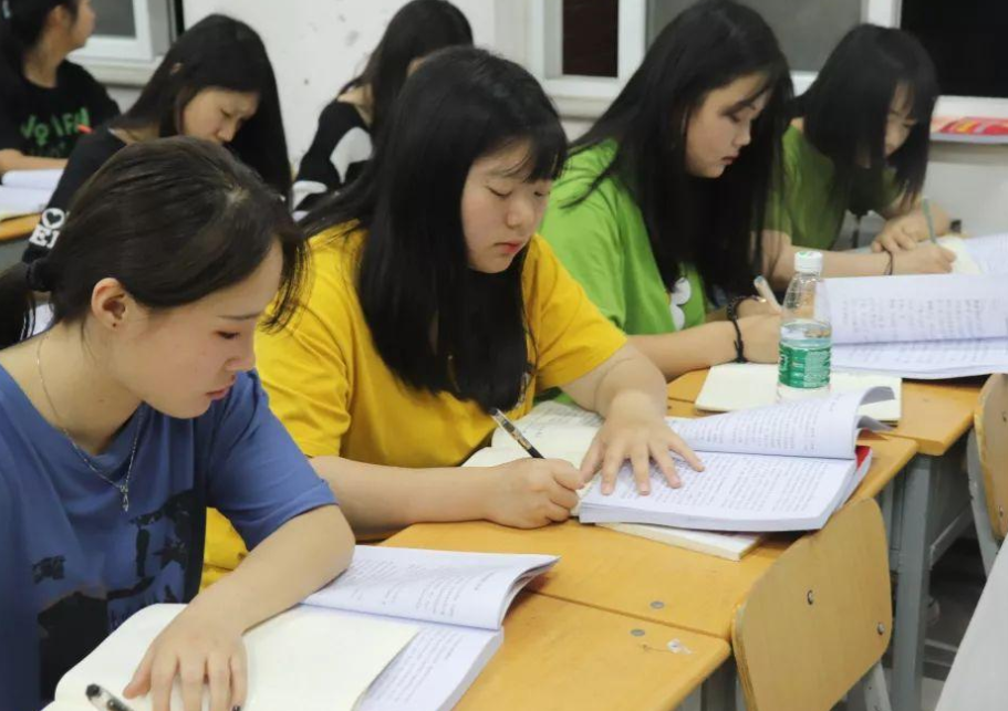 大一新生入学后要不要迁户口？提前做好了解，避免未来吃大亏