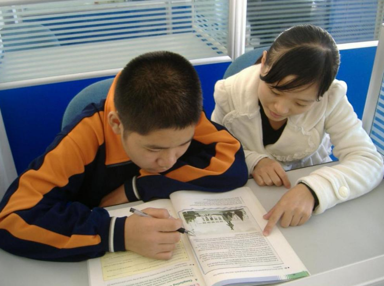 “不让补课，我请大学生家教总可以吧”？官方回复了，家长很满意