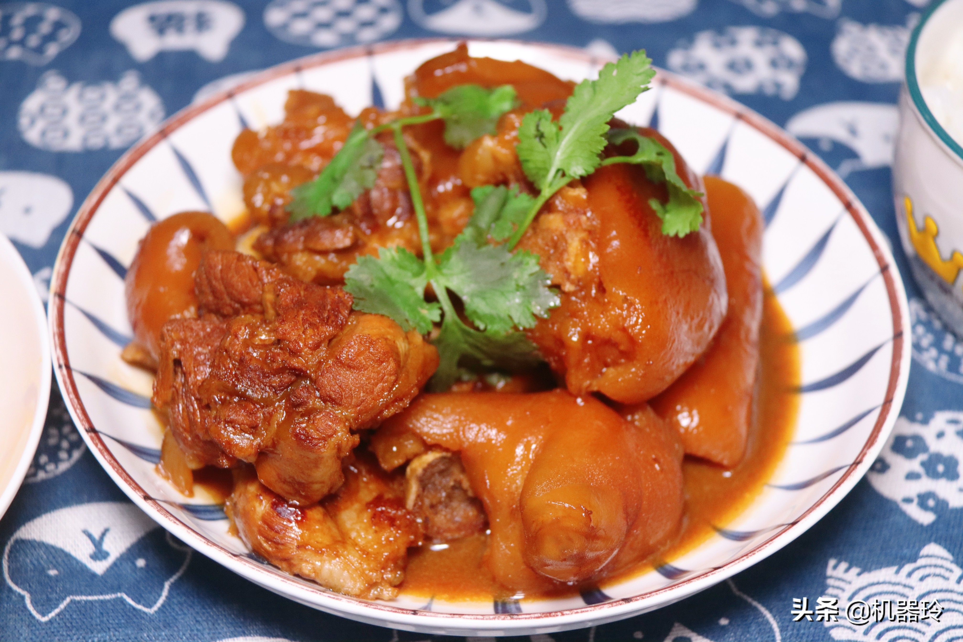 周五晚餐:柠檬酸辣 素炒南瓜 红烧猪蹄 蒸茄子 莲藕猪蹄汤