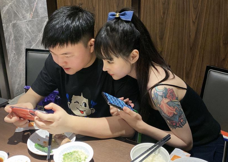 UZI平安夜送女友神秘礼物，奥咪咪拆开包装：是钢铁直男无疑了