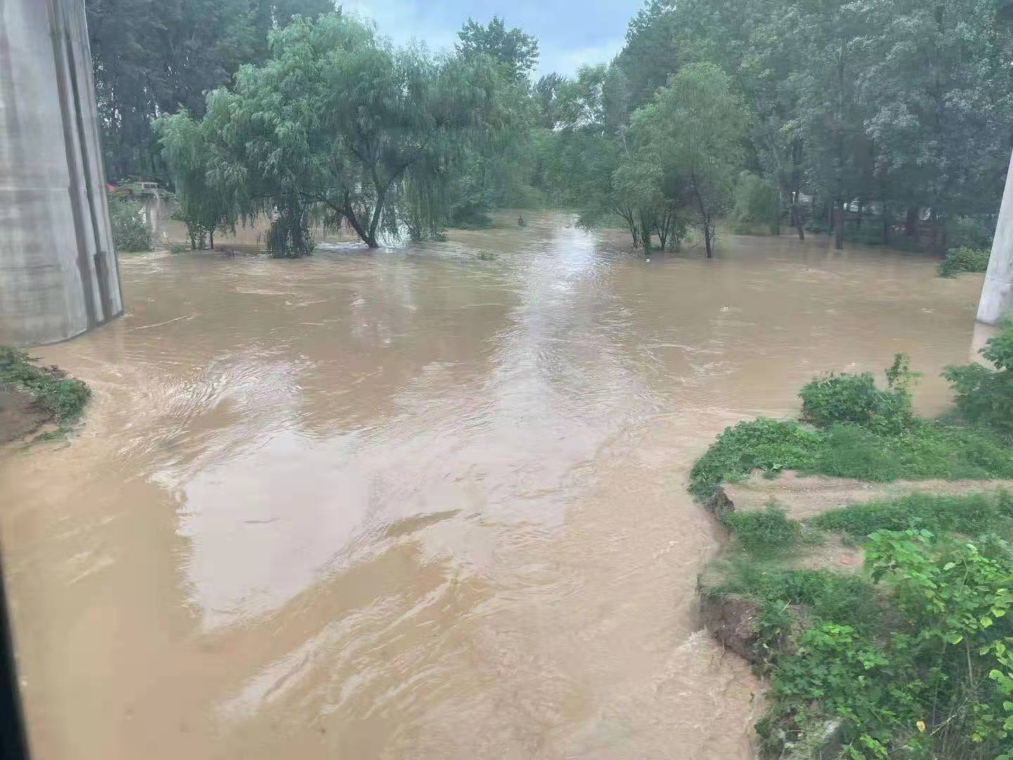 河南洪灾中，4趟列车旅客被困三天三夜：手机充电排长队，盒饭从15涨到25，脱困到家后第一件事是洗澡
