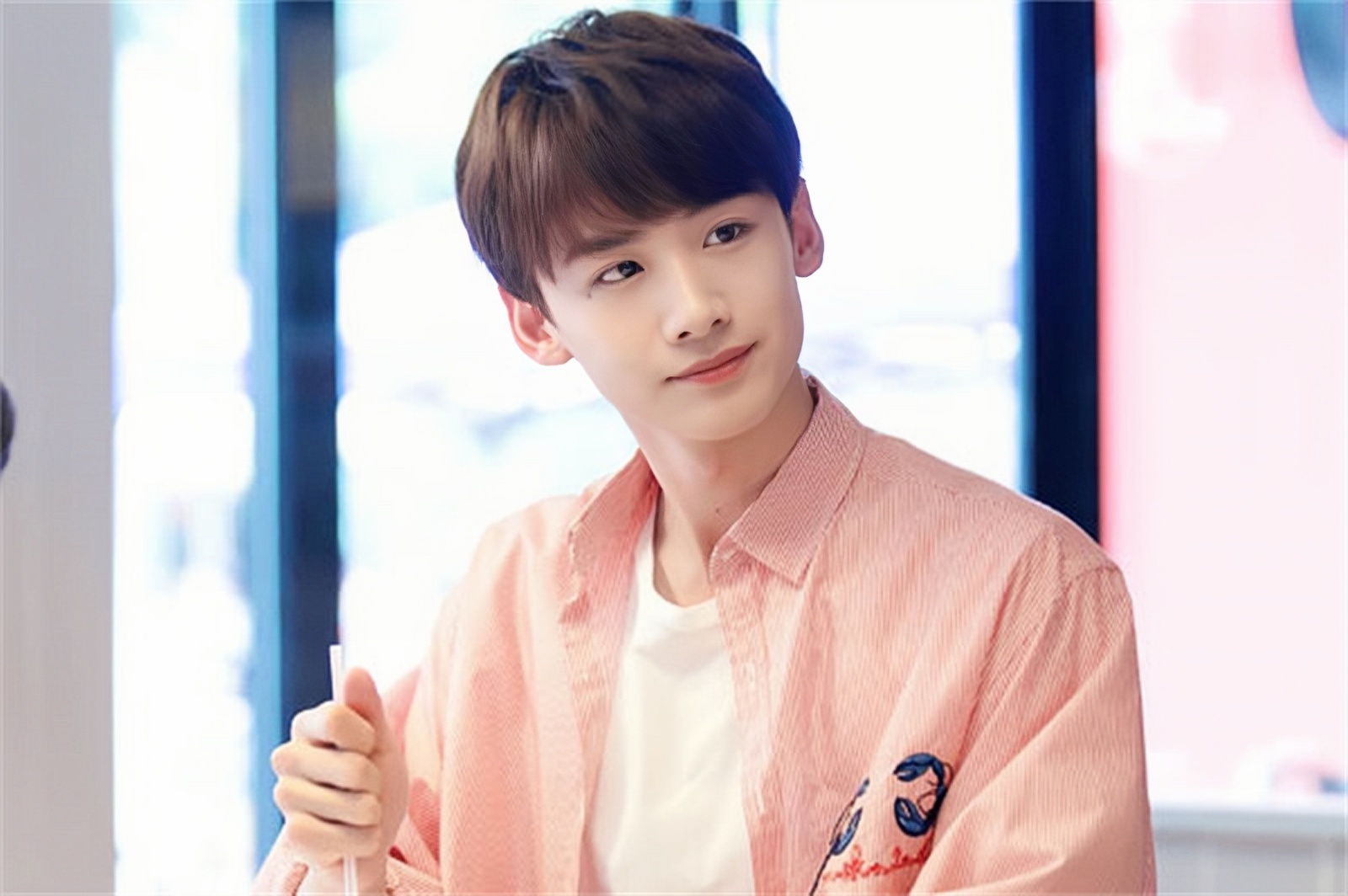 白敬亭出道七年，初吻送给马思纯，反向追星奥运冠军杨倩