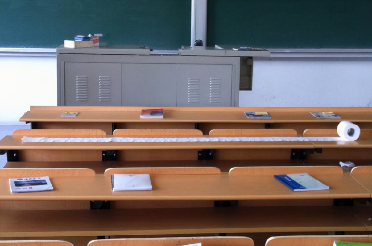 一组清华大学教室照片走红,引来网友热议,称学生吃相太难看