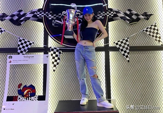 邱淑贞女儿罕见晒生活近照，穿背带裙，才22岁曲线感跟妈不分伯仲