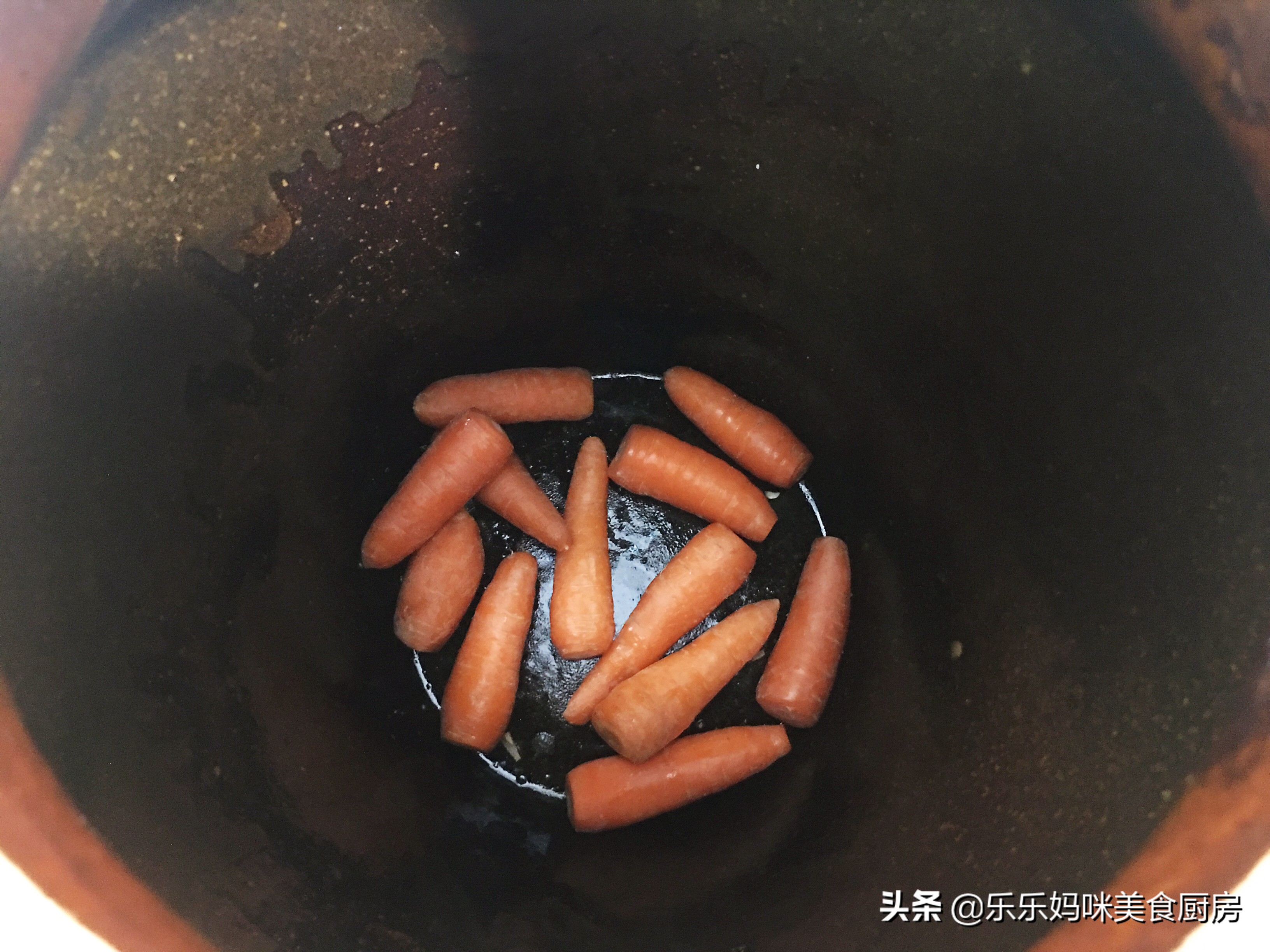 每年秋季，妈妈都用这方法腌咸菜，7种食材腌1瓮，够吃一冬