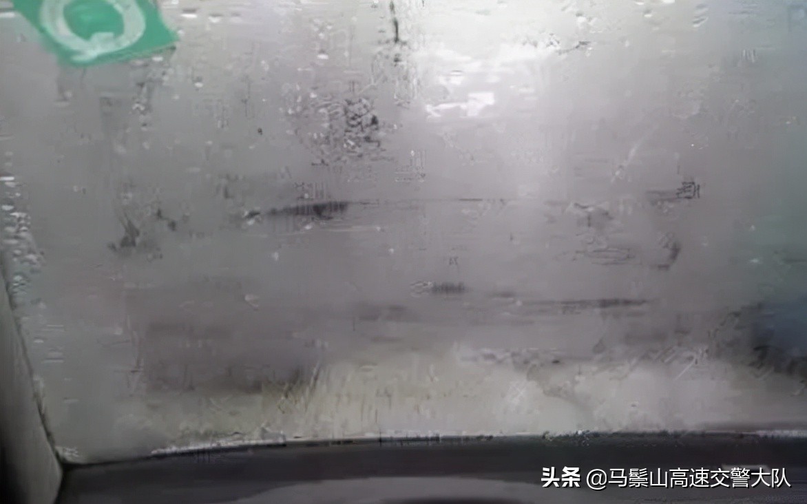 汽车玻璃除雾技巧：快速清除车窗雾气的几种实用方法