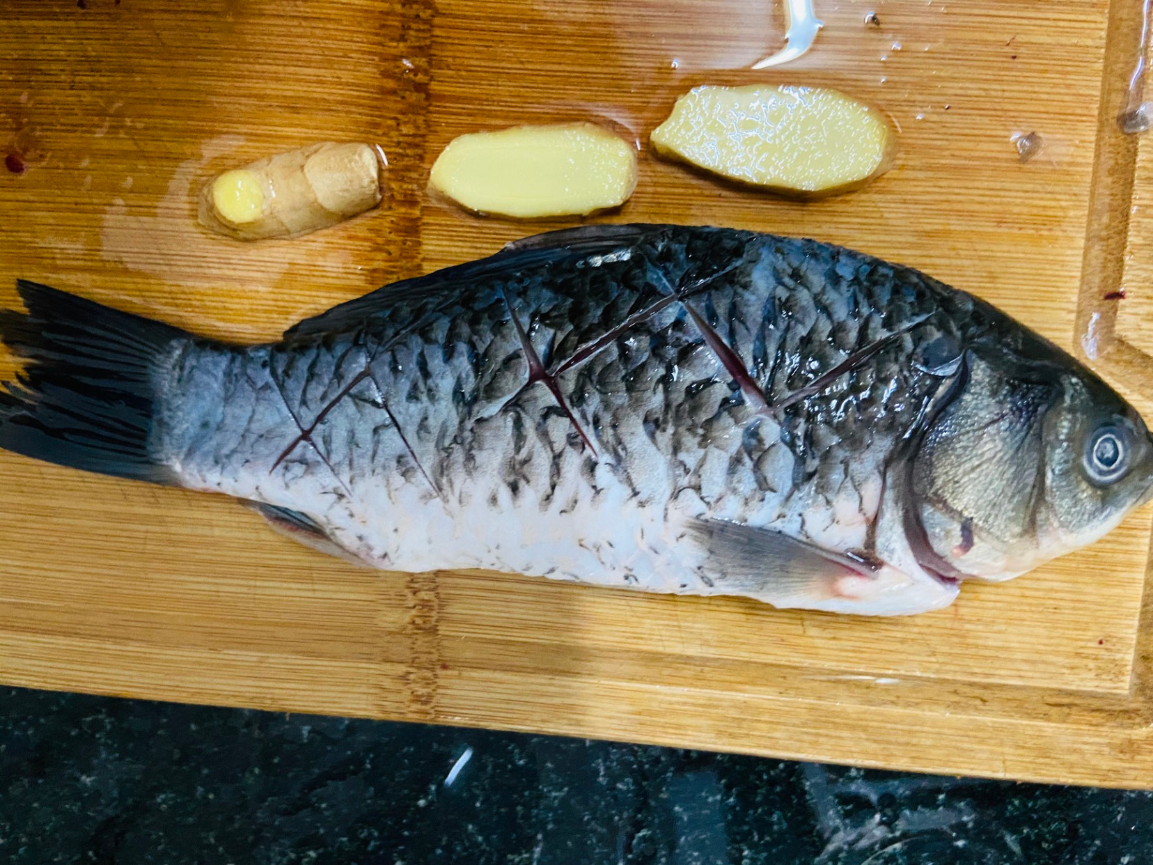 孕妇喝的鱼汤怎么熬？牢记3个小技巧，鱼汤无腥味，奶白色特别鲜